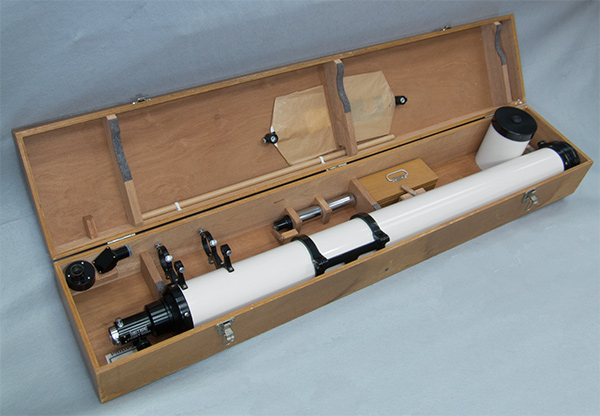 Unitron 4 inch refractor telescope optical tube in its case (99,350 bytes)