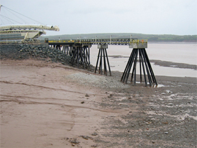 Gypsum Loading Pier at Hantsport near low tide (33,788 bytes)