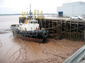 Tugboat at Hantsport Wharf near high tide (33,788 bytes)