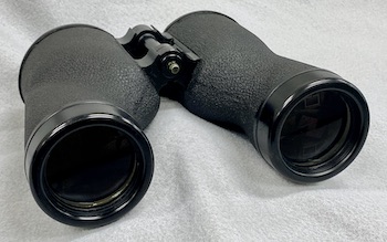 Hayward U.S. Navy Mark 45 binocular, front left view, of Company Seven’s collection (35,073  bytes)