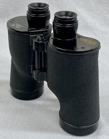 Hayward U.S. Navy Mark 45 binocular, side view, of Company Seven’s collection (64,340 bytes)