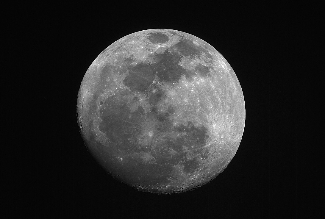 Moon-h1_shrp_reduc.jpg (267730 bytes)