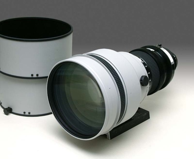 Tochigi Nikon 300mm T2.2 lens with lens hood to the side (39,443 bytes)