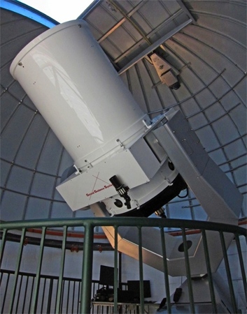 OGS 32 inch (0.81 m) telescope at George Mason University 2011 (70,054 bytes)