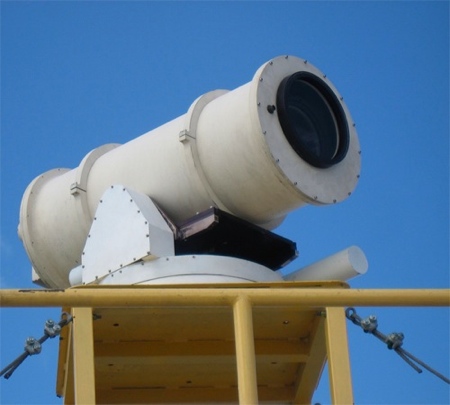 Step Zoom 182 surveillance telescope installed by Company Seven, viewed from front right (43,664 bytes)