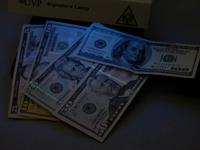 UVP Model SL-2M Signature Lamp illuminating currency assortment (65,311 bytes)