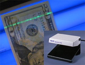 UVP Model SL-2M Security Lamp and fluorescence in US $20 note (32,208 bytes)